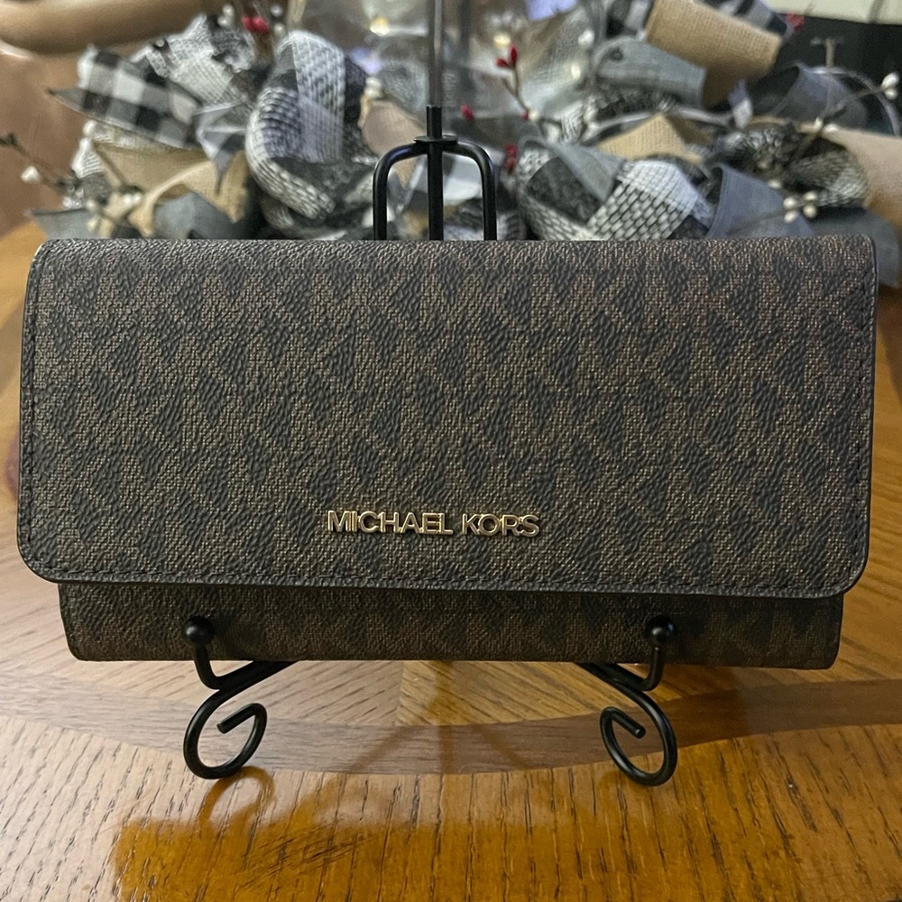 NWT. Michael Kors Jet Set Travel Large Tri Fold Wallet